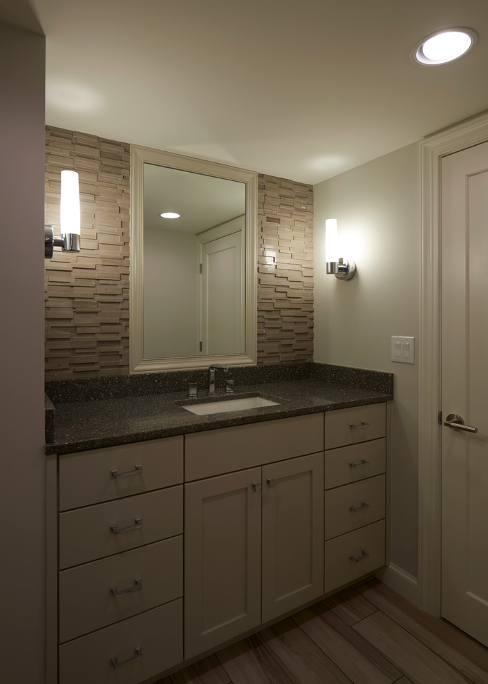 На фото: ванная комната среднего размера в стиле неоклассика (современная классика) с фасадами в стиле шейкер, серыми фасадами, бежевыми стенами, мраморным полом, душевой кабиной, врезной раковиной и столешницей из гранита с