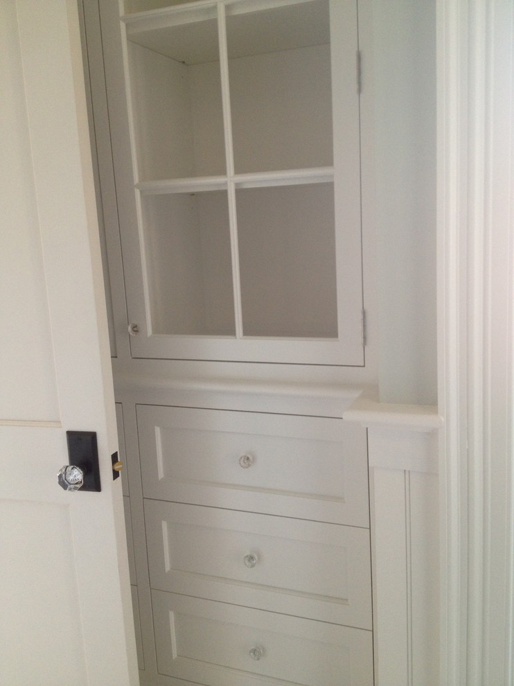 Modelo de cuarto de baño campestre con puertas de armario blancas