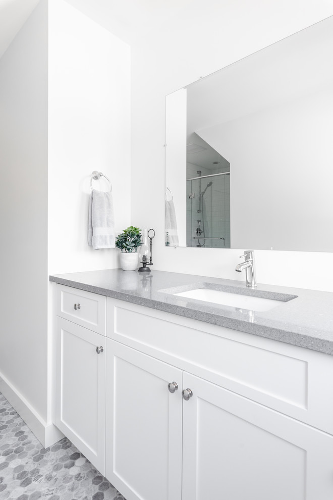 Réalisation d'une grande salle de bain champêtre en bois clair avec un sol en carrelage de porcelaine, une vasque, un plan de toilette en quartz modifié, un sol blanc et un plan de toilette gris.