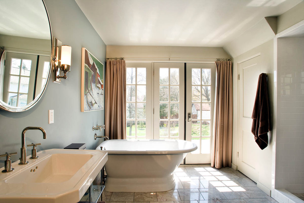 На фото: ванная комната в классическом стиле с подвесной раковиной, отдельно стоящей ванной, душем в нише, белой плиткой и плиткой кабанчик с