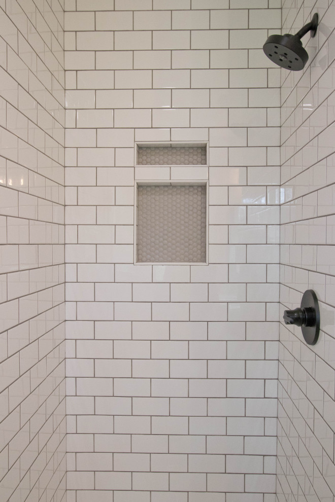 Idee per una stanza da bagno con doccia stile rurale con doccia ad angolo, piastrelle bianche, piastrelle diamantate, pareti bianche, porta doccia a battente e nicchia