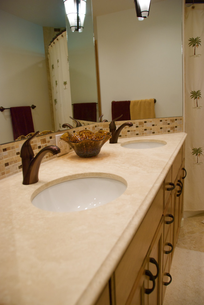 Пример оригинального дизайна: детская ванная комната среднего размера в стиле неоклассика (современная классика) с фасадами с выступающей филенкой, коричневыми фасадами, накладной ванной, душем над ванной, раздельным унитазом, разноцветной плиткой, плиткой из травертина, бежевыми стенами, полом из травертина, врезной раковиной, столешницей терраццо, бежевым полом, шторкой для ванной и бежевой столешницей
