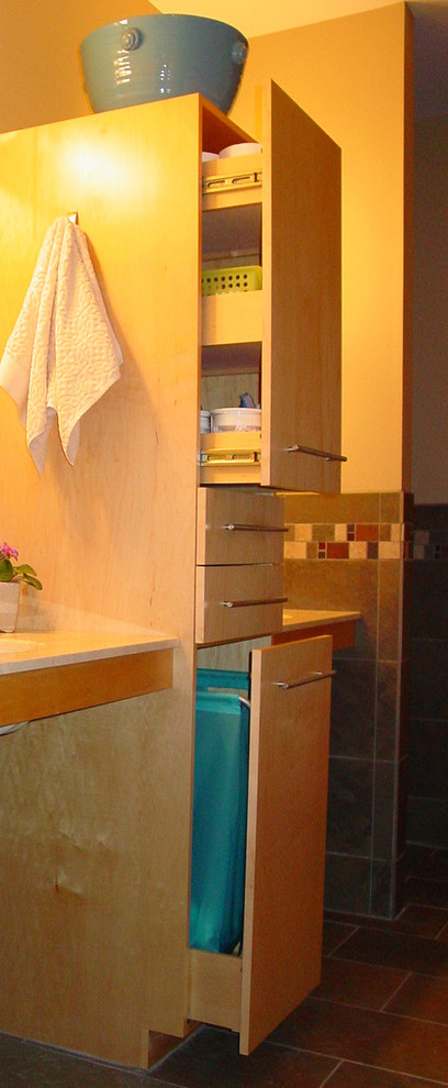 Inspiration för mellanstora moderna badrum, med släta luckor, skåp i ljust trä och klinkergolv i porslin