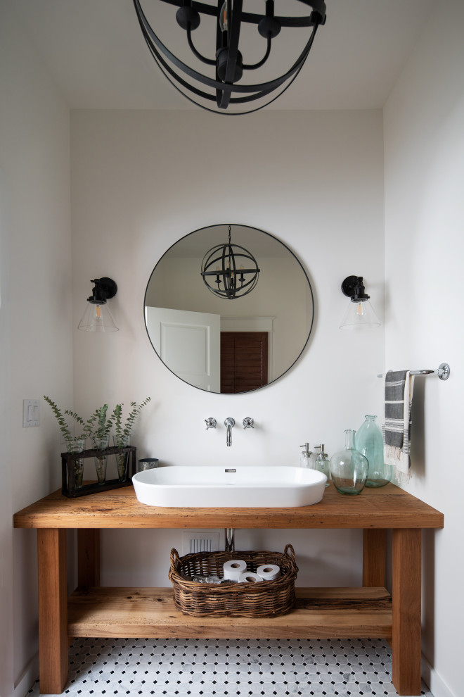 Inspiration för ett mellanstort amerikanskt brun brunt badrum med dusch, med skåp i mellenmörkt trä, vita väggar, ett fristående handfat, träbänkskiva, flerfärgat golv och öppna hyllor