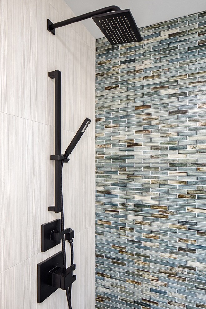 Foto di una stanza da bagno con doccia classica di medie dimensioni con ante lisce, doccia alcova, lavabo sottopiano, porta doccia a battente, ante in legno bruno, piastrelle blu, pareti beige e top nero