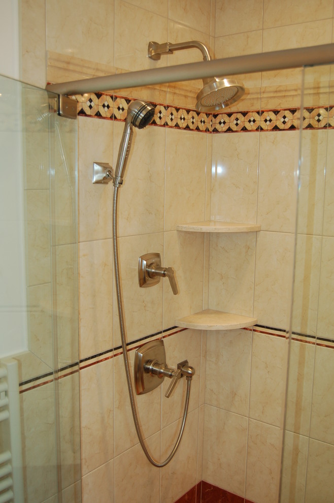 Inspiration för ett mellanstort vintage badrum med dusch, med en dusch i en alkov, flerfärgad kakel, porslinskakel, dusch med gångjärnsdörr, en toalettstol med separat cisternkåpa, beige väggar, klinkergolv i keramik, ett piedestal handfat och beiget golv