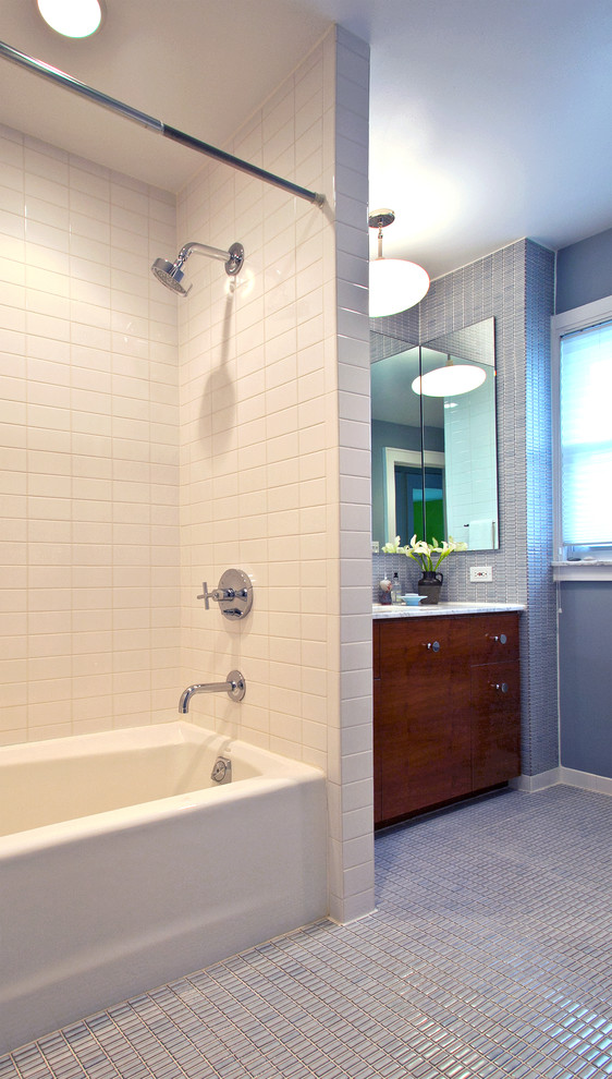 Idéer för att renovera ett stort funkis en-suite badrum, med ett undermonterad handfat, släta luckor, skåp i mellenmörkt trä, marmorbänkskiva, ett badkar i en alkov, en dusch/badkar-kombination, en toalettstol med hel cisternkåpa, blå kakel, keramikplattor, blå väggar och klinkergolv i keramik