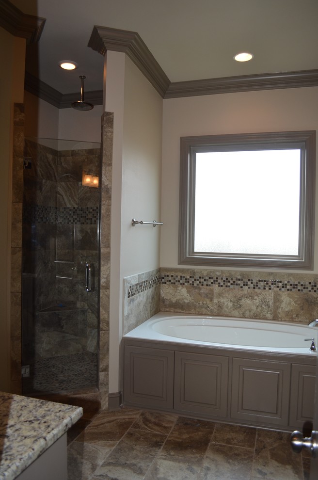 Cette photo montre une salle de bain principale chic de taille moyenne avec un lavabo encastré, un placard avec porte à panneau surélevé, des portes de placard beiges, un plan de toilette en granite, une baignoire en alcôve, une douche d'angle, un carrelage beige, des carreaux de céramique, un mur beige et un sol en carrelage de céramique.