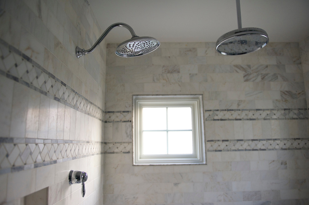 Bild på ett mellanstort vintage en-suite badrum, med ett undermonterad handfat, luckor med upphöjd panel, skåp i slitet trä, marmorbänkskiva, en dubbeldusch, vit kakel, stenkakel, gröna väggar och mellanmörkt trägolv