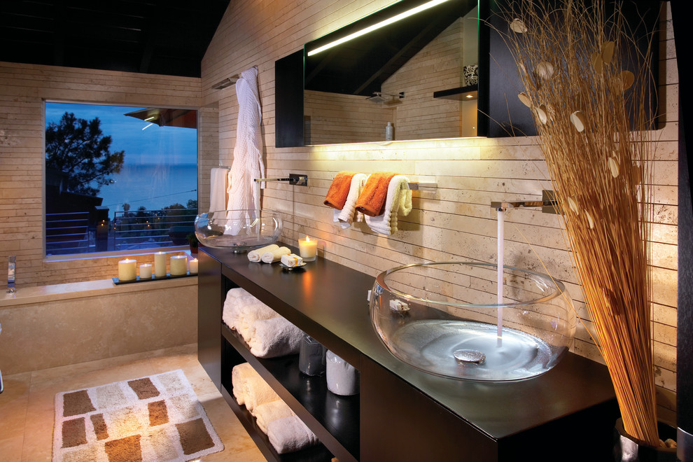 オレンジカウンティにあるコンテンポラリースタイルのおしゃれな浴室 (ベッセル式洗面器、オープンシェルフ、濃色木目調キャビネット、ベージュのタイル) の写真