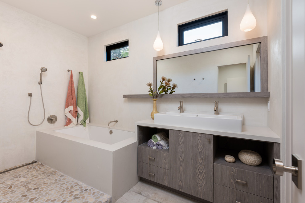 Источник вдохновения для домашнего уюта: ванная комната в современном стиле с плоскими фасадами, серыми фасадами, полновстраиваемой ванной, открытым душем, бежевыми стенами, раковиной с несколькими смесителями, серым полом и открытым душем