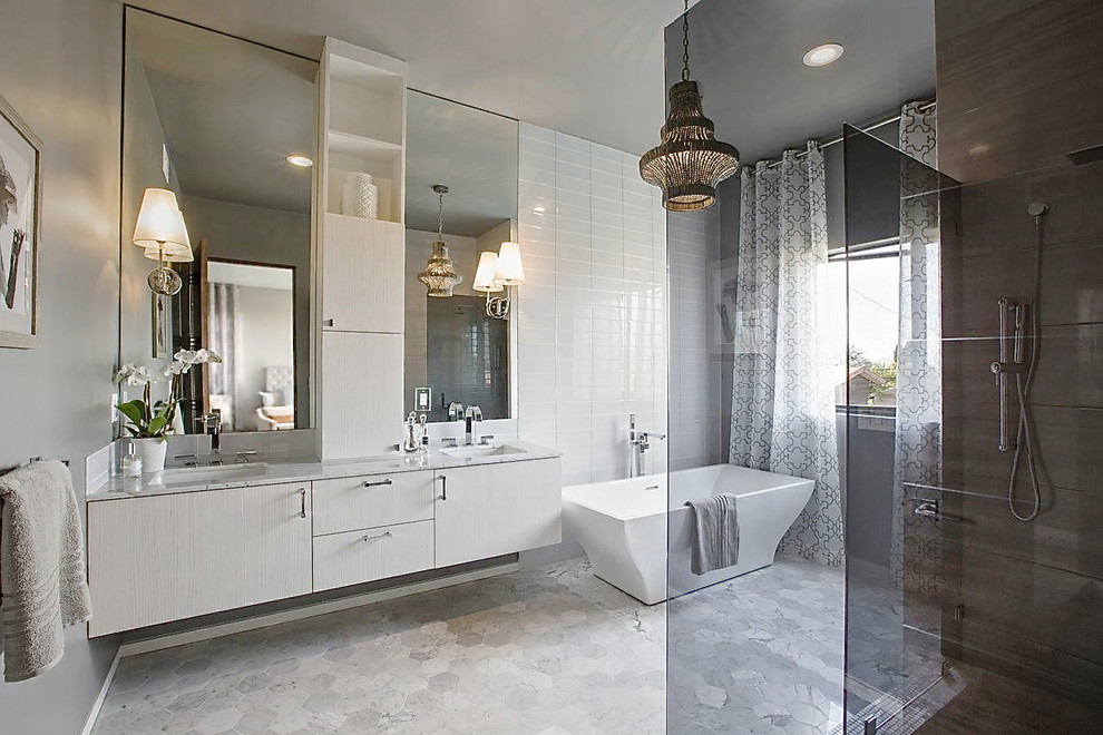 Esempio di una stanza da bagno padronale contemporanea con ante lisce, ante bianche, piastrelle bianche, piastrelle diamantate, vasca freestanding, lavabo sottopiano, pareti bianche e pavimento in marmo
