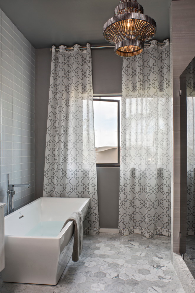 他の地域にあるコンテンポラリースタイルのおしゃれな浴室 (置き型浴槽、アルコーブ型シャワー、グレーのタイル、ガラスタイル、グレーの壁) の写真