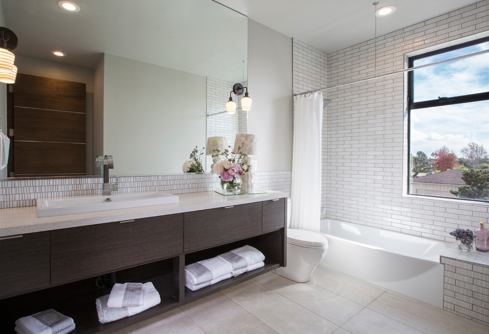 Immagine di una stanza da bagno contemporanea con lavabo da incasso, ante lisce, ante in legno bruno, vasca ad alcova, vasca/doccia, pareti grigie, piastrelle bianche e pavimento in travertino