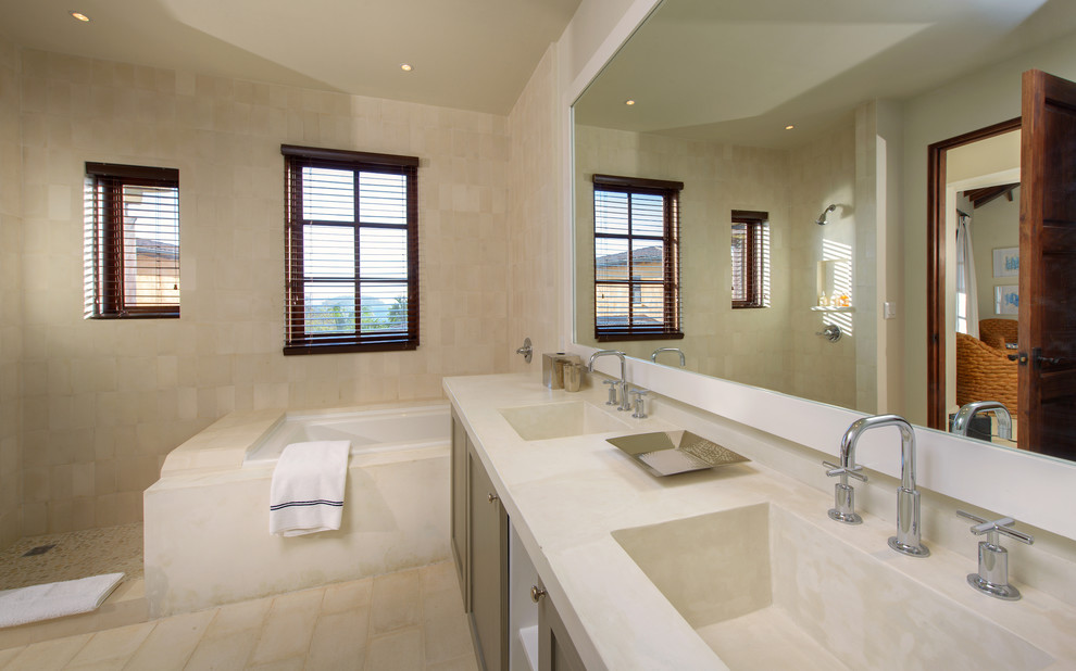 Exempel på ett mellanstort exotiskt beige beige en-suite badrum, med luckor med infälld panel, bruna skåp, ett fristående badkar, en öppen dusch, beige kakel, keramikplattor, beige väggar, klinkergolv i keramik, ett integrerad handfat, bänkskiva i betong, beiget golv och med dusch som är öppen