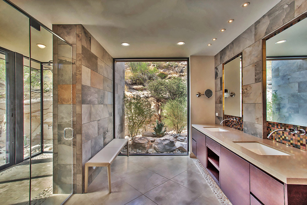 フェニックスにある巨大なコンテンポラリースタイルのおしゃれな浴室 (バリアフリー、ベージュのタイル、茶色いタイル、アンダーカウンター洗面器、開き戸のシャワー) の写真