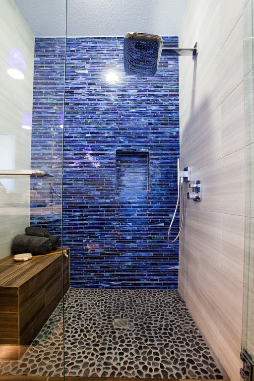 Ejemplo de cuarto de baño contemporáneo con ducha abierta, baldosas y/o azulejos azules, baldosas y/o azulejos en mosaico y suelo con mosaicos de baldosas