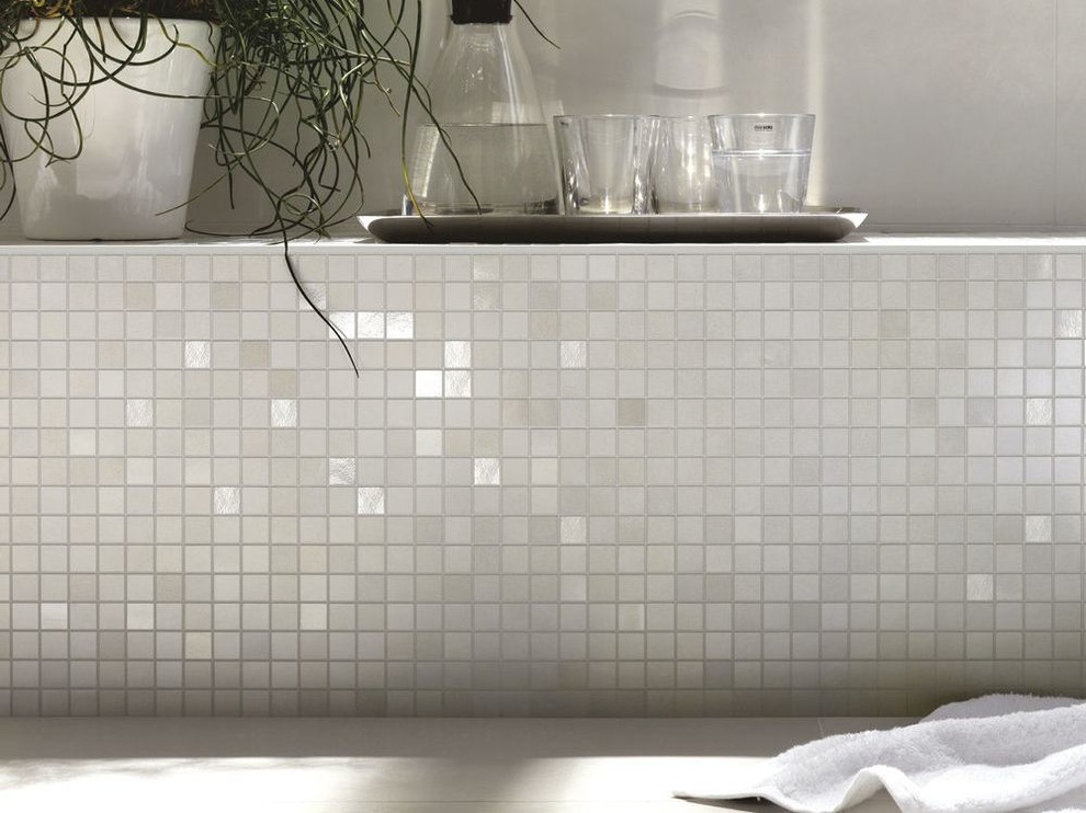 Foto på ett funkis badrum, med en öppen dusch, vit kakel, mosaik och klinkergolv i porslin