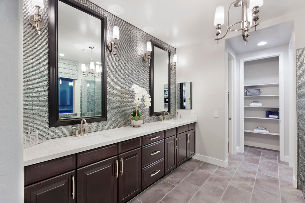 Immagine di una stanza da bagno padronale stile americano di medie dimensioni con pareti bianche e pavimento con piastrelle in ceramica