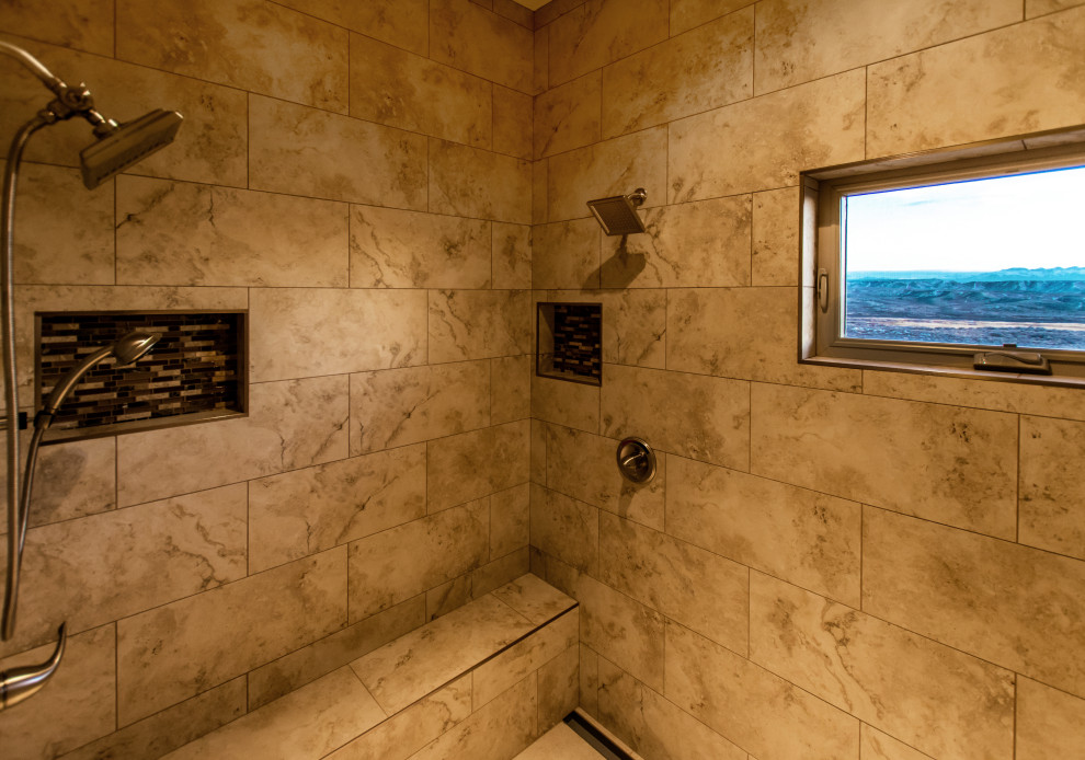 Esempio di una grande stanza da bagno padronale rustica con doccia a filo pavimento, piastrelle beige, piastrelle in ceramica, pavimento con piastrelle in ceramica, pavimento beige e doccia aperta