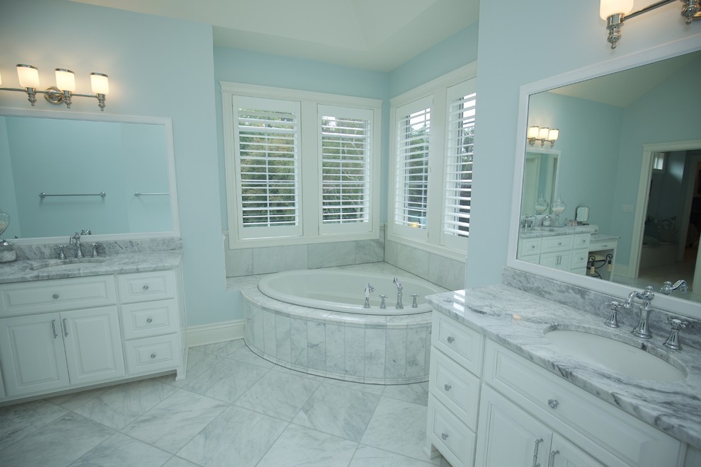 Свежая идея для дизайна: большая главная ванная комната в современном стиле с врезной раковиной, фасадами с выступающей филенкой, белыми фасадами, столешницей из гранита, угловой ванной, открытым душем, унитазом-моноблоком, серой плиткой, керамогранитной плиткой, синими стенами и мраморным полом - отличное фото интерьера