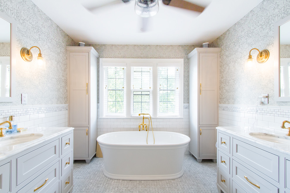 Свежая идея для дизайна: большая главная ванная комната в классическом стиле с фасадами с декоративным кантом, серыми фасадами, отдельно стоящей ванной, душем в нише, унитазом-моноблоком, белой плиткой, плиткой кабанчик, серыми стенами, мраморным полом, врезной раковиной, столешницей из кварцита, серым полом, душем с распашными дверями и желтой столешницей - отличное фото интерьера