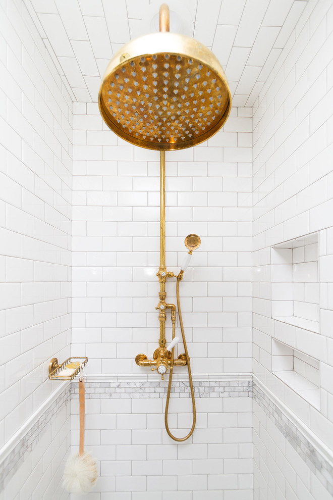 Стильный дизайн: большая главная ванная комната в классическом стиле с фасадами с декоративным кантом, серыми фасадами, отдельно стоящей ванной, душем в нише, унитазом-моноблоком, белой плиткой, плиткой кабанчик, серыми стенами, мраморным полом, врезной раковиной, столешницей из кварцита, серым полом, душем с распашными дверями и желтой столешницей - последний тренд