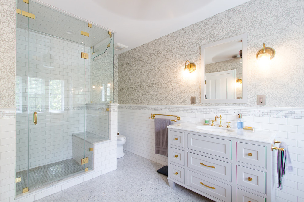 Идея дизайна: большая главная ванная комната в классическом стиле с фасадами с декоративным кантом, серыми фасадами, отдельно стоящей ванной, душем в нише, унитазом-моноблоком, белой плиткой, плиткой кабанчик, серыми стенами, мраморным полом, врезной раковиной, столешницей из кварцита, серым полом, душем с распашными дверями и желтой столешницей