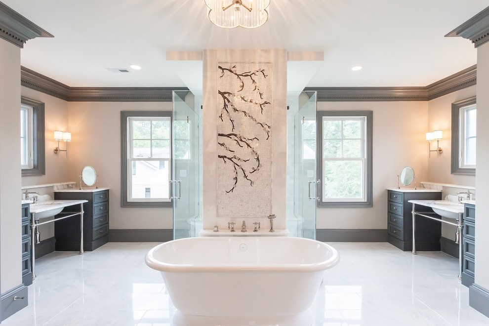 Свежая идея для дизайна: большая главная ванная комната в стиле неоклассика (современная классика) с фасадами с утопленной филенкой, серыми фасадами и отдельно стоящей ванной - отличное фото интерьера