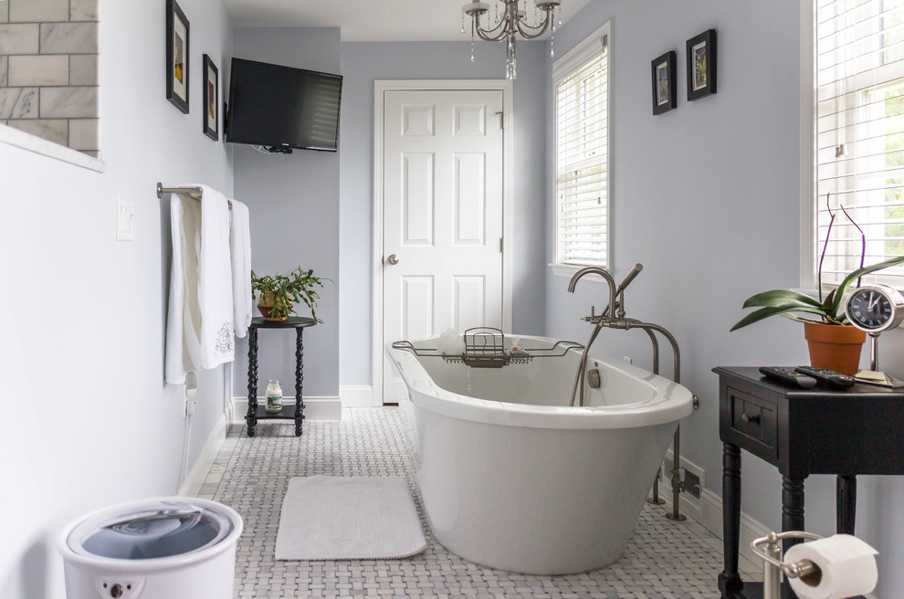 Modelo de cuarto de baño principal clásico renovado grande con bañera exenta, baldosas y/o azulejos de mármol, paredes grises, suelo de mármol y suelo gris
