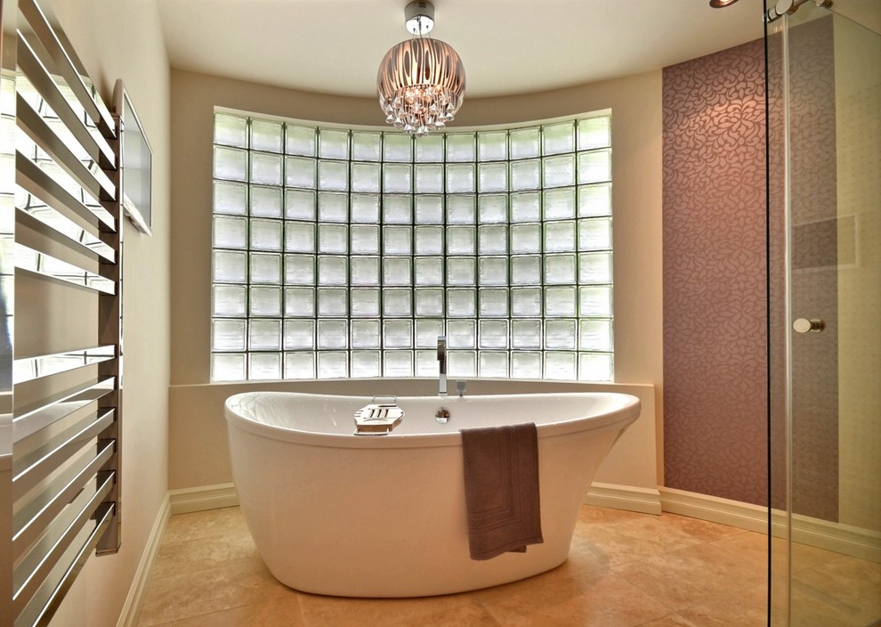 Cette photo montre une salle de bain tendance avec une baignoire indépendante et un carrelage beige.