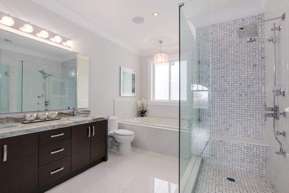 Esempio di una stanza da bagno con doccia moderna di medie dimensioni con pistrelle in bianco e nero, piastrelle a mosaico, ante lisce, ante in legno bruno, vasca da incasso, WC monopezzo, pareti grigie, pavimento in marmo, lavabo sottopiano e top in marmo