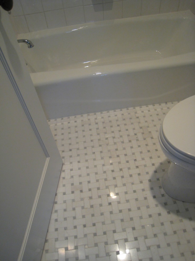 Klassisches Badezimmer mit Badewanne in Nische, Duschbadewanne, weißen Fliesen, Keramikfliesen, Marmorboden, weißem Boden und Duschvorhang-Duschabtrennung in Philadelphia