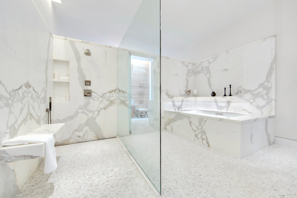Immagine di una stanza da bagno padronale design con vasca sottopiano, doccia a filo pavimento, piastrelle bianche, piastrelle di marmo, pareti bianche, pavimento con piastrelle a mosaico, pavimento bianco e doccia aperta