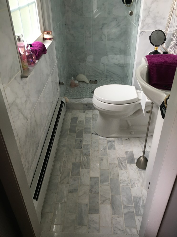 Foto de cuarto de baño clásico pequeño con ducha empotrada, sanitario de dos piezas, baldosas y/o azulejos blancos, baldosas y/o azulejos de piedra, suelo de mármol, aseo y ducha y lavabo con pedestal