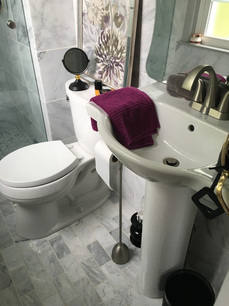 Пример оригинального дизайна: маленькая ванная комната в классическом стиле с душем в нише, раздельным унитазом, белой плиткой, каменной плиткой, мраморным полом, душевой кабиной и раковиной с пьедесталом для на участке и в саду