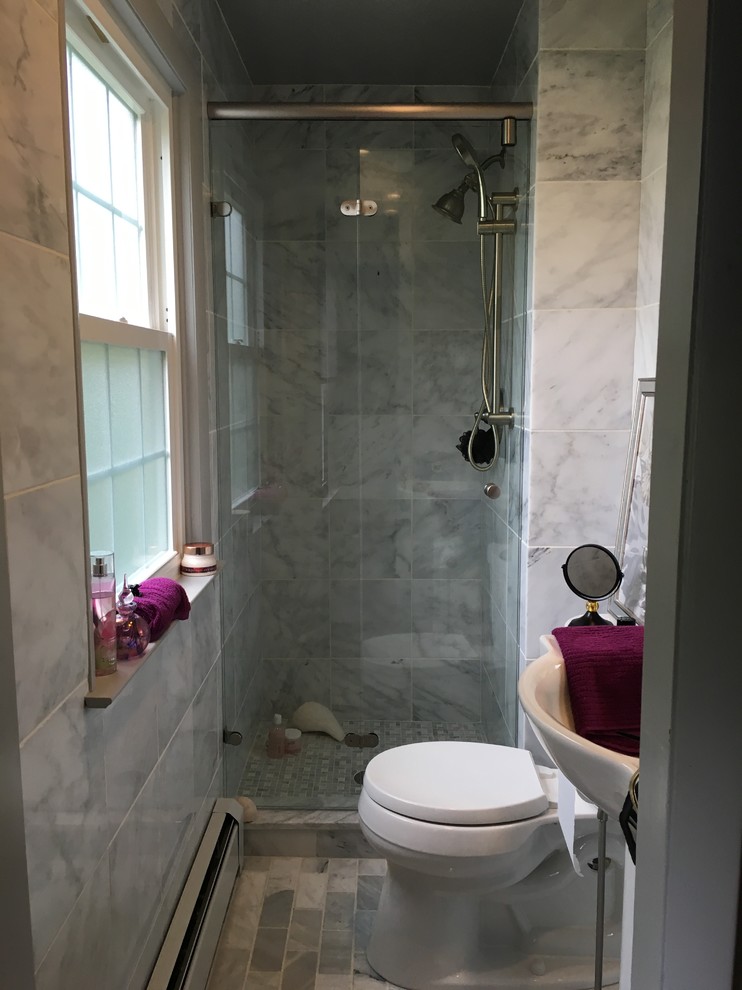 Inspiration pour une petite salle de bain traditionnelle avec WC séparés, un carrelage blanc, un carrelage de pierre, un sol en marbre et un lavabo de ferme.