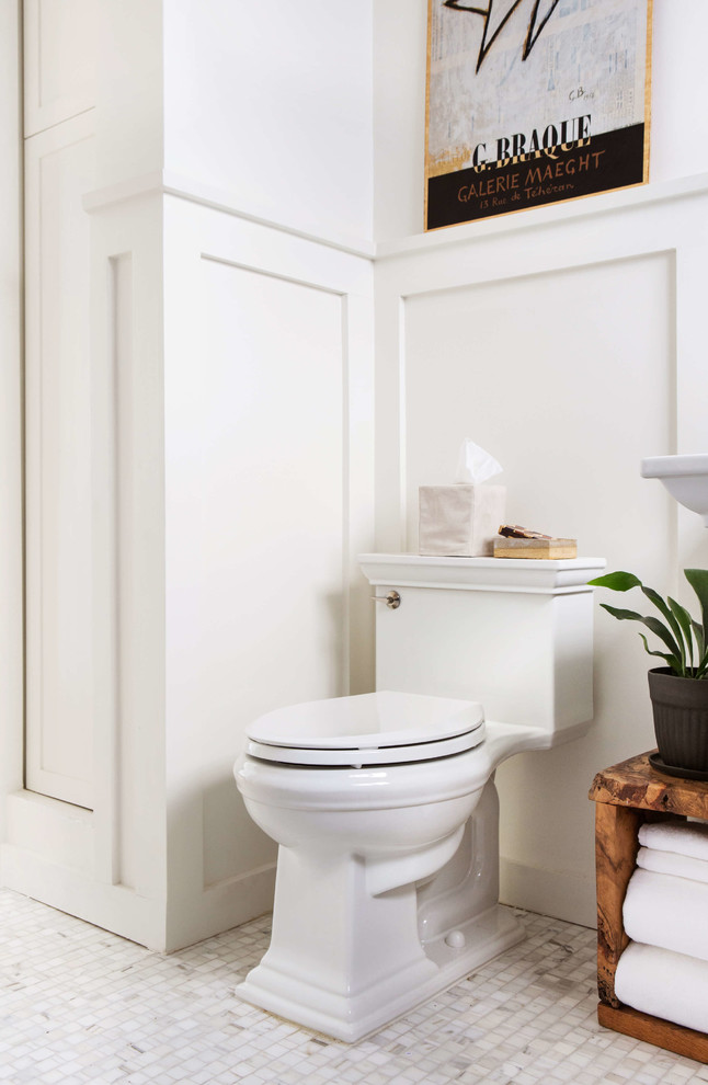 Inredning av ett klassiskt en-suite badrum, med en hörndusch, en toalettstol med hel cisternkåpa, vit kakel, marmorkakel, vita väggar, marmorgolv, ett piedestal handfat, vitt golv och dusch med duschdraperi
