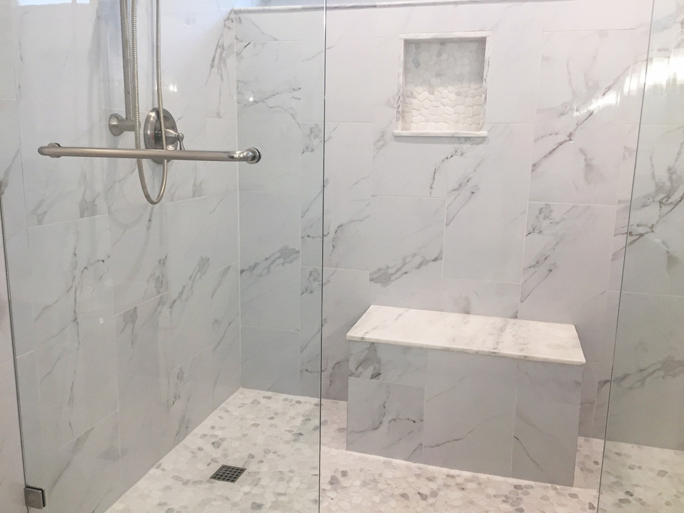 Idéer för att renovera ett mellanstort vintage en-suite badrum, med luckor med upphöjd panel, skåp i slitet trä, en dusch i en alkov, en toalettstol med separat cisternkåpa, vit kakel, marmorkakel, vita väggar, marmorgolv, ett avlångt handfat, marmorbänkskiva, vitt golv och med dusch som är öppen