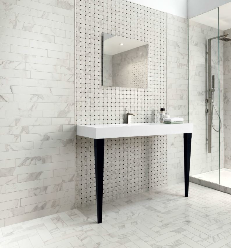 Immagine di una stanza da bagno chic di medie dimensioni con vasca freestanding, piastrelle in gres porcellanato, pavimento in gres porcellanato e lavabo sospeso