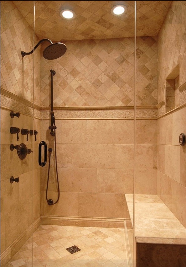 Стильный дизайн: большая главная ванная комната в средиземноморском стиле с открытым душем, разноцветной плиткой, каменной плиткой и полом из травертина - последний тренд
