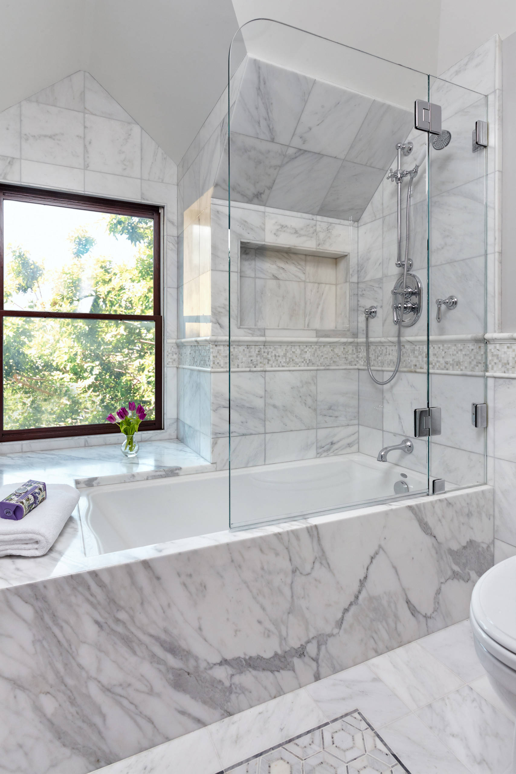 75 Tub/Shower Combo With An Undermount Tub Ideas You'Ll Love - May, 2023 |  Houzz