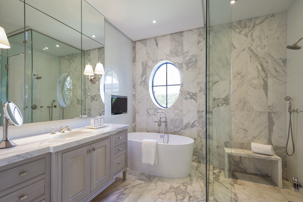 Idéer för ett mycket stort modernt en-suite badrum, med ett undermonterad handfat, möbel-liknande, grå skåp, marmorbänkskiva, ett fristående badkar, en hörndusch, vita väggar och marmorgolv