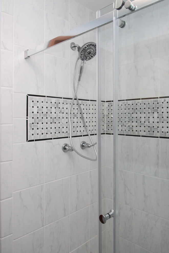 Kleines Modernes Badezimmer En Suite mit Duschnische, weißen Fliesen, Steinfliesen, blauer Wandfarbe und Mosaik-Bodenfliesen in Raleigh