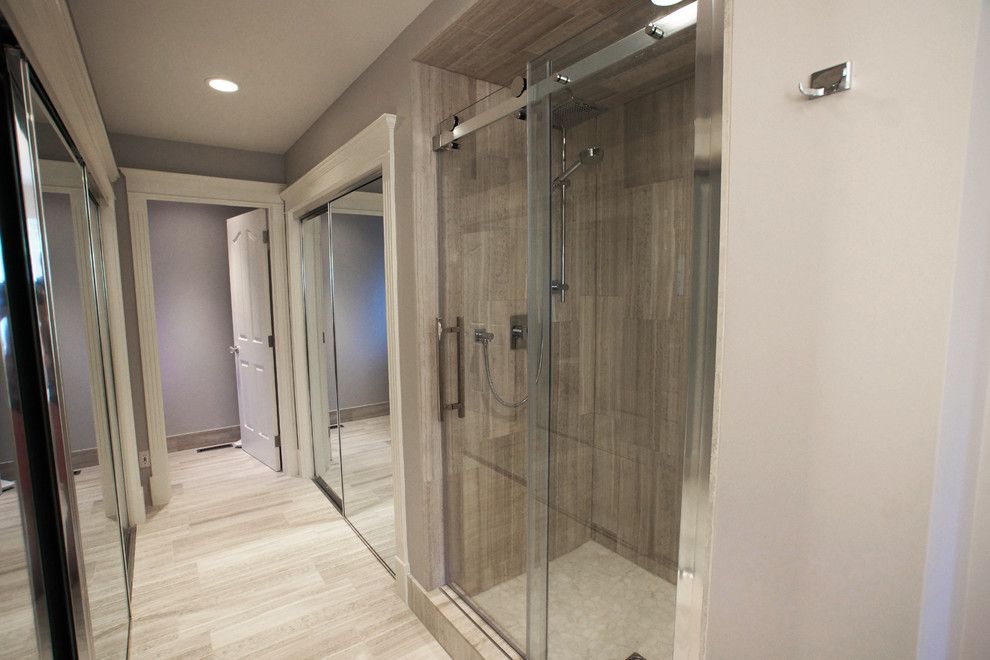 Inspiration för moderna en-suite badrum, med en dusch i en alkov, grå kakel, stenkakel, vita väggar och marmorgolv