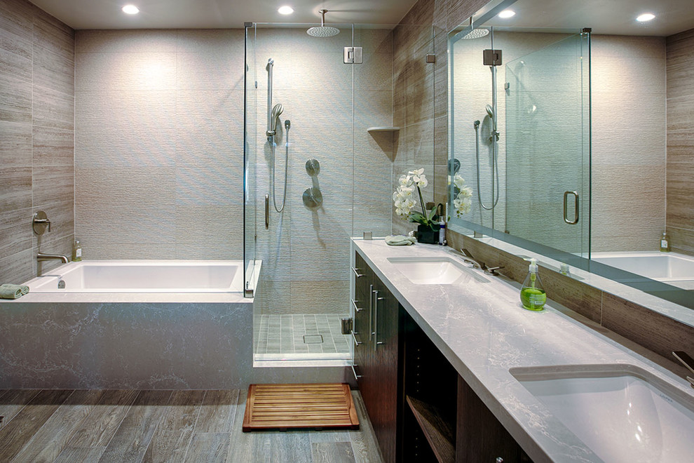 Свежая идея для дизайна: большая главная ванная комната в современном стиле с темными деревянными фасадами, накладной ванной, угловым душем, унитазом-моноблоком, разноцветной плиткой, разноцветными стенами, полом из ламината, накладной раковиной, мраморной столешницей, разноцветным полом и душем с распашными дверями - отличное фото интерьера