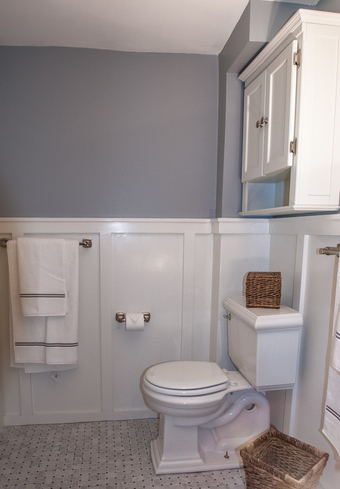 Источник вдохновения для домашнего уюта: маленькая ванная комната в стиле кантри с раздельным унитазом, серой плиткой, плиткой мозаикой, серыми стенами, мраморным полом, белыми фасадами, ванной в нише, душем над ванной, раковиной с пьедесталом, серым полом и шторкой для ванной для на участке и в саду