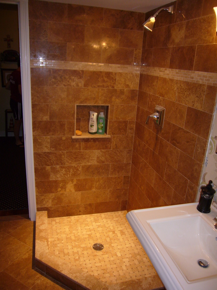 他の地域にあるお手頃価格の中くらいなトラディショナルスタイルのおしゃれなバスルーム (浴槽なし) (オープン型シャワー、分離型トイレ、ベージュのタイル、セラミックタイル、マルチカラーの壁、セラミックタイルの床、ペデスタルシンク) の写真