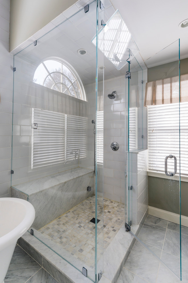 Klassisk inredning av ett stort en-suite badrum, med luckor med infälld panel, vita skåp, ett fristående badkar, en hörndusch, grå väggar, ett undermonterad handfat, grått golv, dusch med gångjärnsdörr och marmorgolv