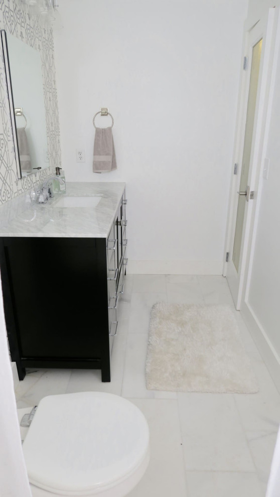 Idéer för ett mellanstort modernt vit en-suite badrum, med luckor med infälld panel, svarta skåp, en öppen dusch, en toalettstol med hel cisternkåpa, vit kakel, marmorkakel, vita väggar, marmorgolv, ett undermonterad handfat, marmorbänkskiva, vitt golv och dusch med duschdraperi
